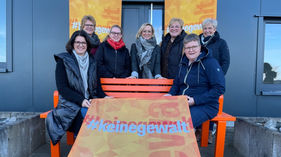 Die Gleichstellungsbeauftragten der kleinen und mittleren Kommunen im Kreis Paderborn laden zur Auftaktveranstaltung, um das Thema Gewalt an Frauen in den Mittelpunkt ihrer gemeinsamen Arbeit zu rücken:  Miriam Arens (Stadt Salzkotten), Rita Köllner (Stadt Delbrück), Manuela Fischer (Bad Lippspringe), Simone Böhmer (Kreis Paderborn), Christina Müller (Gemeinde Borchen), Rita Junker (Energiestadt Lichtenau), Ingrid Rüther (Stadt Bad Wünnenberg), auf dem Bild fehlen Eva Bock (Stadt Büren) und Irene Lossin (Sennegemeinde Hövelhof) © Stadt Bad Wünnenberg Die Gleichstellungsbeauftragten der kleinen und mittleren Kommunen im Kreis Paderborn laden zur Auftaktveranstaltung, um das Thema Gewalt an Frauen in den Mittelpunkt ihrer gemeinsamen Arbeit zu rücken:  Miriam Arens (Stadt Salzkotten), Rita Köllner (Stadt Delbrück), Manuela Fischer (Bad Lippspringe), Simone Böhmer (Kreis Paderborn), Christina Müller (Gemeinde Borchen), Rita Junker (Energiestadt Lichtenau), Ingrid Rüther (Stadt Bad Wünnenberg), auf dem Bild fehlen Eva Bock (Stadt Büren) und Irene Lossin (Sennegemeinde Hövelhof) © Stadt Bad Wünnenberg