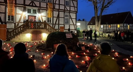 133 Paar rote Schuhe und ein Lichtermeer - Mahnwache Fermizide am 22. Novemer 2023 im Mallinckrodthof Borchen © Thomas Finke