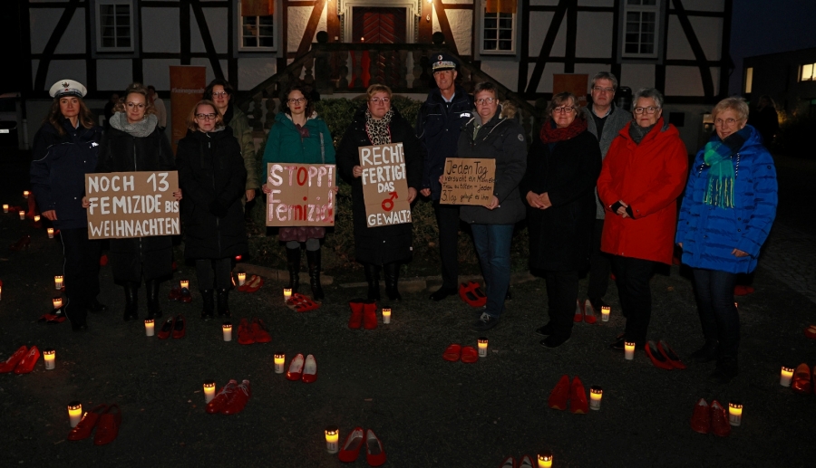 133 Paar rote Schuhe und ein Lichtermeer - Mahnwache Fermizide am 22. Novemer 2023 im Mallinckrodthof Borchen © Thomas Finke