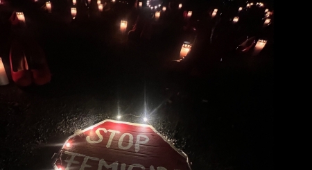 133 Paar rote Schuhe und ein Lichtermeer - Mahnwache Fermizide am 22. Novemer 2023 im Mallinckrodthof Borchen © Thomas Finke