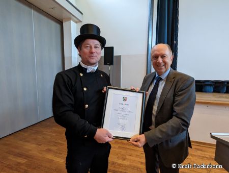 Landrat Christoph Rüther (rechts) überreicht Rüdiger Kamp seine Bestellungsurkunde.  © Kreis Paderborn