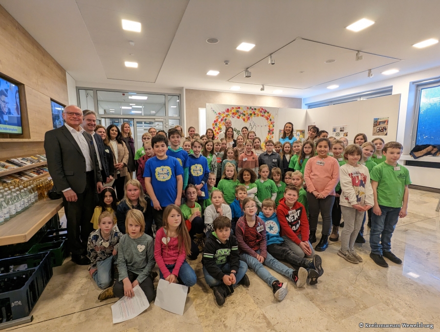 Für Frieden, Solidarität und Toleranz – die großen und kleinen Ausstellungsmacher mit (v.l.) Hans-Bernd Janzen, stellv. Landrat, Hövelhofs Bürgermeister Michael Berens sowie Vertreterinnen und Vertreter der teilnehmenden Schulen © Kreismuseum Wewelsburg