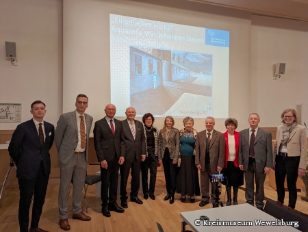 Gruppenbild (v.l.n.r.): Herr Göser, Herr Nau, stellv. Landrat Hans-Bernd Janzen, Herr Slupina (Öffentlichkeitsreferent der Zeugen Jehovas) mit Frau, Carina Rossille (J. Steyers Enkeltochter), Ute und Gottfried Steyer (J. Steyers Sohn), Margit und Christian Steyer (J. Steyers Sohn), Museumsleiterin Kirsten John-Stucke.  Gruppenbild (v.l.n.r.): Herr Göser, Herr Nau, stellv. Landrat Hans-Bernd Janzen, Herr Slupina (Öffentlichkeitsreferent der Zeugen Jehovas) mit Frau, Carina Rossille (J. Steyers Enkeltochter), Ute und Gottfried Steyer (J. Steyers Sohn), Margit und Christian Steyer (J. Steyers Sohn), Museumsleiterin Kirsten John-Stucke.