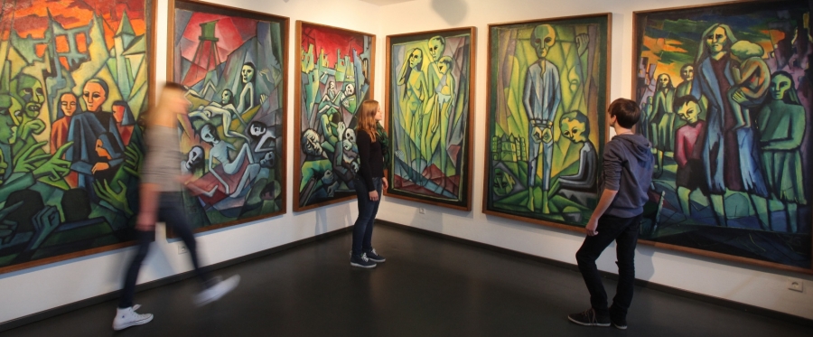 Motive über den Terror der NS-Herrschaft. Der Glahé-Zyklus in der Gruft im Nordturm der Wewelsburg (Foto: Oliver Krato ©Kreismuseum Wewelsburg)