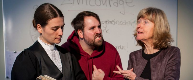 Theater-Exil spielt "Unter Zwang" 