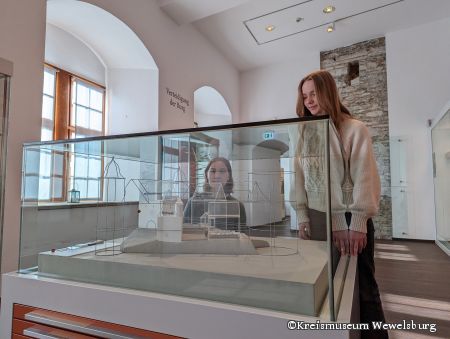 2 junge Frauen betrachten ein Model der Wewelsburg in der Austsellung des Kreismuseums 
