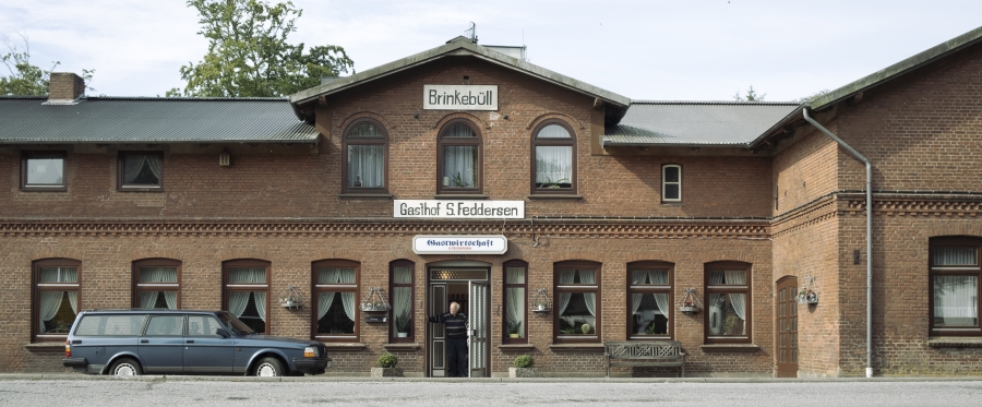 Willkommen in Brinkebüll - im nordfriesischen Nirgendwo – © Majestic/Christine Schroeder