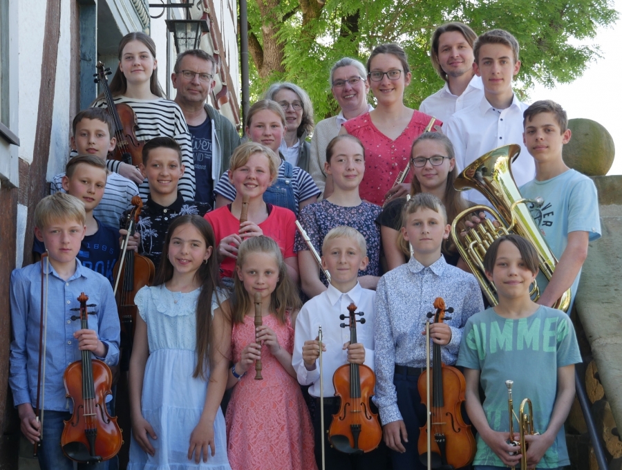 Die jungen Talente des Tages mit ihren Lehrkräften (hintere Reihe v.l.) Rainard Bunte (Blechblasinstrumente), Annett Bechmann (Violine), Juliane Holzapfel-Menke (Klavier) und Kiryll Kuzmin (Querflöte). Foto: Kreis Paderborn