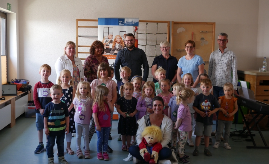Wecken gemeinsam das Interesse für die Musik: (v.l.) die Musikschullehrerin Petra Kraatz, Erzieherin Cornelia Fischer, Martin Berger (Leiter Sozialamt und zuständig für die Bad Lippspringer Kindergärten), Erzieherin Marina Jakob, Kita-Leiterin, Sophia Müller, Eddi Kleinschnittger, pädagogischer Leiter der Kreismusikschule Paderborn, und Elisabeth Babylonia Borrero Fernandez (vorne) mit den Stars des Tages. 