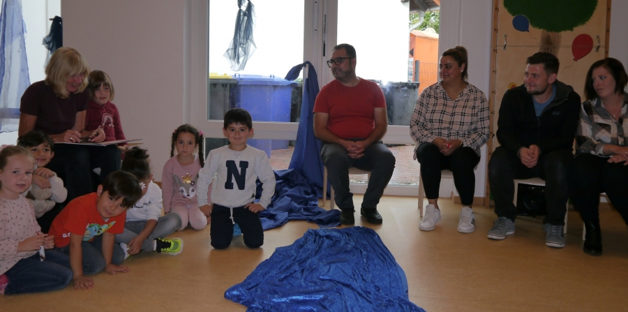 Die Eltern verfolgen interessiert, wie ihre Kinder der vorgelesenen Geschichte gebannt zuhören. © Kreis Paderborn