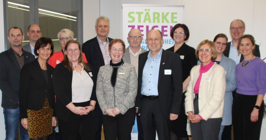 Freude über eine gelungene Veranstaltung bei (1. Reihe v.l.) Petra Münstermann (Bildungs- und Integrationszentrum Kreis Paderborn), Ann-Kathrin Strunz (Bildungs- und Integrationszentrum Kreis Paderborn), Petra Bolte (Bildungs- und Integrationszentrum Kreis Paderborn), Landrat Christoph Rüther (Landrat Kreis Paderborn), Eva Maria Tomczak (Gesellschaft innovative Beschäftigungsförderung mbH), Julia Ures (Moderatorin) sowie (hintere Reihe, v.l.) Dr. Andreas Müller (obere Schulaufsicht), Klaus Leweke (untere Schulaufsicht), Annette Mühlenhoff (Dezernentin), Dr. André Brandt (Dezernent), Jürgen Grosser (Geschäftsführer Bildungscampus St. Johannisstift), Silke Kohaupt (Vorsitzende Schul – und Sportausschuss), Andrea Klausing (stell. Vorsitzende Sozial- und Gesundheitsausschuss) und Dr. Ulrich Conradi (Kreisdirektor)  © Kreis Paderborn