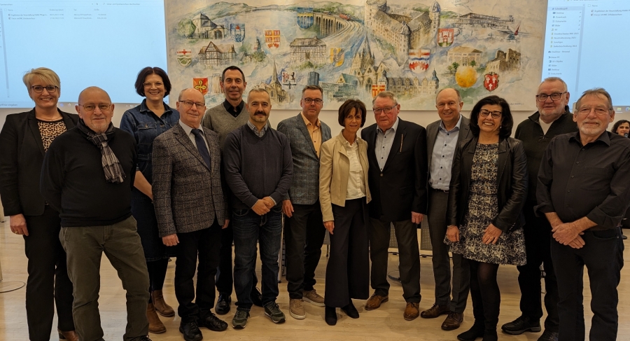 Dankbar für die gemeinsame Dienstzeit – (v.l.) Silke Kohaupt, Schul- und Sportausschussvorsitzende, Dezernentin Annette Mühlenhoff, Anneliese Stratmann, Josef Stratmann, Landrat Christoph Rüther und Petra Münstermann vom Kommunalen Bildungs- und Integrationszentrum des Kreises Paderborn