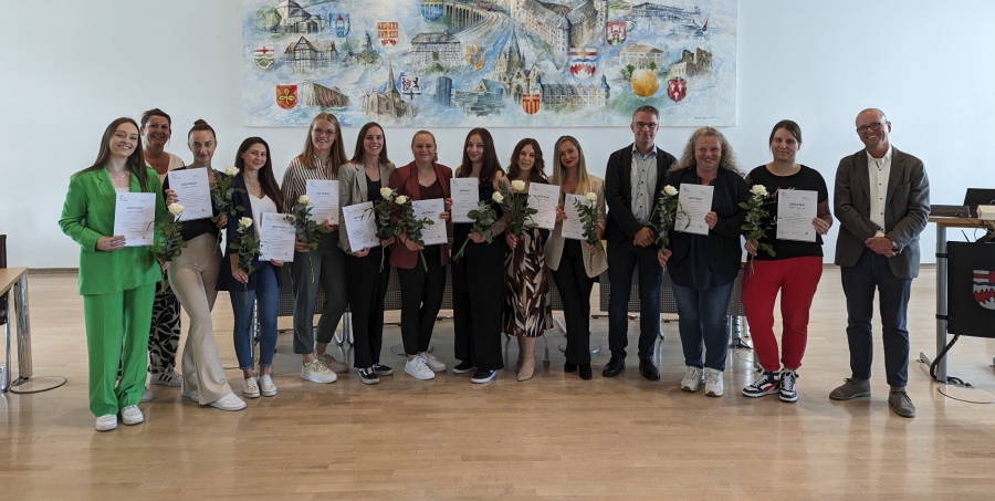 Teilnehmende des Lehrprogramms bei der Zertifikatsverleihung mit den Professoren Böwer (3.v.rechts) und Beermann (rechts) sowie Annabell Timmer (2.v.l.) vom Kreisjugendamt Paderborn.