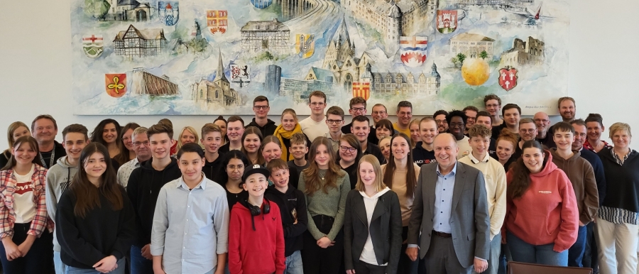 Landrat Christoph Rüther diskutierte im Rahmen der ersten Jugendbeteiligungskonferenz mit jungen Menschen aus dem Kreis Paderborn Foto: Kreis Paderborn