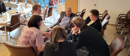 Landrat Christoph Rüther diskutierte im Rahmen der ersten Jugendbeteiligungskonferenz mit jungen Menschen aus dem Kreis Paderborn Foto: Kreis Paderborn