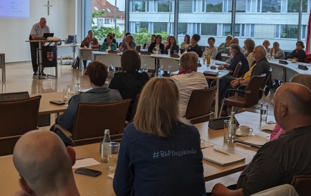 Ein Thema mit Aktualität – Dr. Reinhold Feldmann berichtet im vollbesetzten Sitzungssaal des Kreishauses über das Fetale Alkoholsyndrom © Kreis Paderborn