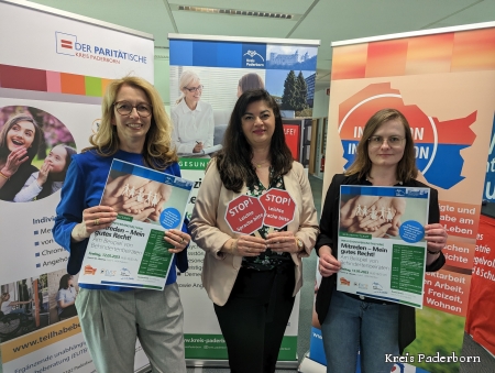 Machen sich stark für Menschen mit Behinderungen –  die Verantwortlichen vom Kreis Paderborn, von EUTB, der Lebenshilfe Kreisverband Paderborn, der Caritas und Bethel regional mit (vorne v.l.) Lea Bargen (Bewohnerin Lebenshilfe), Arnim Meyer (Bewohner Caritas) und Martina Junker (Bewohnerin Bethel regional)  Wohnmesse für Menschen mit geistiger und körperlicher Behinderung  am Donnerstag, 27. und Freitag, 28. April in der Kulturwerkstatt, Heinz-Nixdorf-Ring 1, in Paderborn