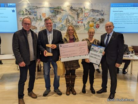 Gemeinschaft für Naturschutz: Wolfgang Scholle, Ausschussvorsitzender für Natur, Umwelt und Klimaschutz, Gerald Klocke, Gudrun Ponta, Silke Deiters von der Gemeinschaft für Naturschutz im Bürener Land und Landrat Christoph Rüther.