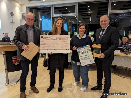 Regenbogen (von links nach rechts): Wolfgang Scholle Ausschussvorsitzender für Natur, Umwelt und Klimaschutz, Rita Menke Leiterin der Kita-Regenbogen, Stefanie Konrad Leiterin der Kita-Pusteblume und Landrat Christoph Rüther. Diese beiden Leiterinnen haben die “Wetten, dass“-Aktion gemeinsam initiiert.