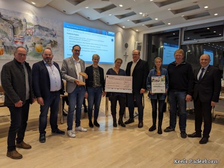 (von links nach rechts): Wolfgang Scholle Ausschussvorsitzender für Natur, Umwelt und Klimaschutz, Bernhard Schültken, Peter Antpöhler, Irina Antpöhler, Alexa Hüllmann, Martin Hüllmann, Silke Hüllmann und Hubertus Hüllmann, Landrat Christoph Rüther