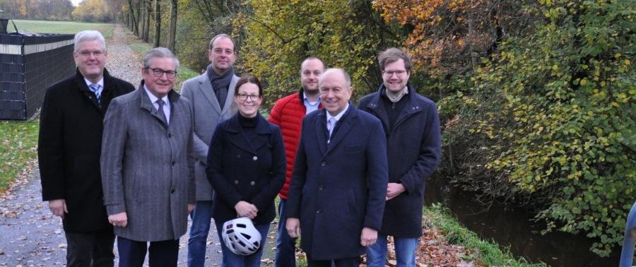 Der Radverkehr zwischen Delbrück und Paderborn soll schneller und sicherer werden - (v.l.) Werner Peitz (Bürgermeister Stadt Delbrück), Michael Dreier (Bürgermeister Stadt Paderborn), Sven Koerner (Leiter Regionalniederlassung Straßen.NRW Sauerland-Hochstift), Linda Noack (Verkehrsplanerin Kreis Paderborn), Jan Martin Loske (Radverkehrsbeauftragter Straßen.NRW Regionalniederlassung Sauerland-Hochstift), Landrat Christoph Rüther und Philipp Presse (Lindschulte Ingenieurgesellschaft mbH Düsseldorf). © Kreis Paderborn
