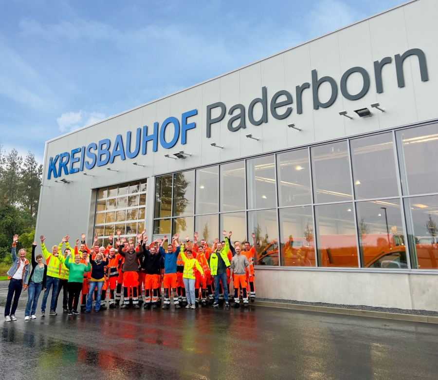 Die Mitarbeitenden des neuen Kreisbauhofes freuen sich auf ein interessiertes Publikum beim Kreisbauhoffest am 10. September © Kreis Paderborn