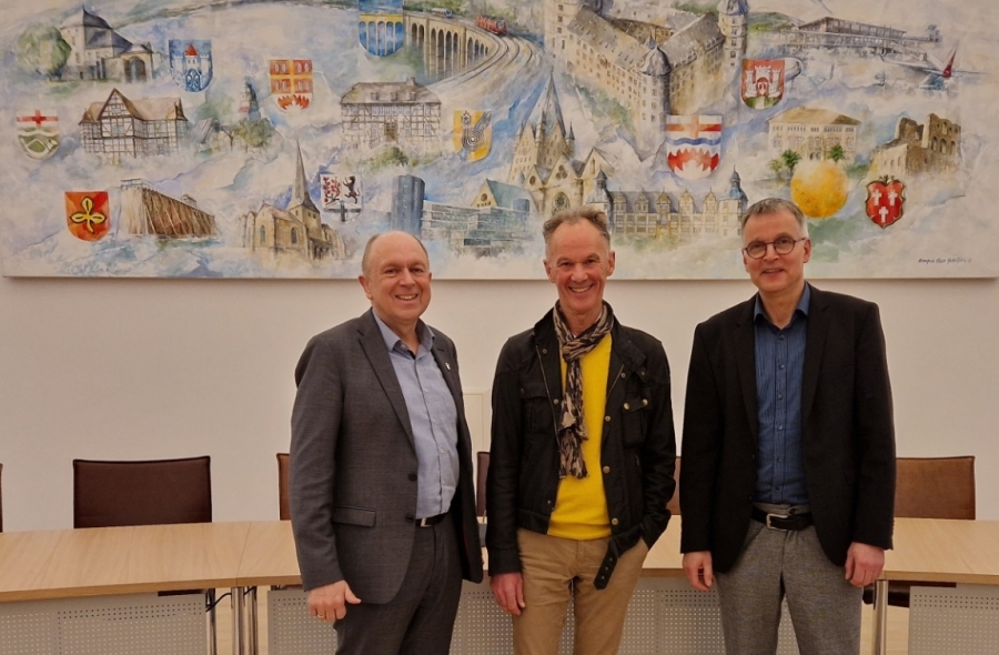 Landrat Christoph Rüther (links) und Dezernent Martin Hübner (rechts) verabschieden Kreisstraßenbauamtsleiter Michael Rüngeler (Mitte). © Kreis Paderborn  
