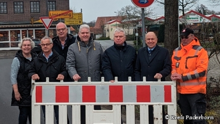 Verkehrsfreigabe in Delbrück-Ostenland: (v.l.) Anita Papenheinrich, stellvertr. Bürgermeisterin von Delbrück, Johannes Wiesing, 1. Vorsitzender des Heimatvereins Ostenland, Hermann Striewe, 1. Vorsitzender des Ausschusses für Wirtschaft, Bau und Verkehr des Kreises Paderborn, Delbrücks Bürgermeister Werner Peitz, Bernhard Brand von der Bezirksregierung Detmold, Landrat Christoph Rüther und Wilfried Pape von der Firma Kemna Verkehrsfreigabe in Delbrück-Ostenland: (v.l.) Anita Papenheinrich, stellvertr. Bürgermeisterin von Delbrück, Johannes Wiesing, 1. Vorsitzender des Heimatvereins Ostenland, Hermann Striewe, 1. Vorsitzender des Ausschusses für Wirtschaft, Bau und Verkehr des Kreises Paderborn, Delbrücks Bürgermeister Werner Peitz, Bernhard Brand von der Bezirksregierung Detmold, Landrat Christoph Rüther und Wilfried Pape von der Firma Kemna