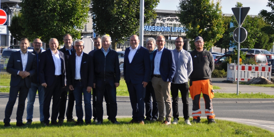 Über die Fertigstellung der Kreisstraße 37 am Flughafen Paderborn-Lippstadt freuen sich unter anderen v.l. Burkhard Schwuchow, Bürgermeister der Stadt Büren, Stephan Meyer, Ingenieurbüro AGC, Christoph Rüther, Landrat des Kreises Paderborn, Andreas Syring, Ingenieurbüro AGC, Thomas Meise, Strabag AG, Martin Hübner, technischer Dezernent Kreis Paderborn, Bernhard Brandt, Bezirksregierung Detmold, Roland Hüser, Flughafen Paderborn-Lippstadt, Heinrich Wagner, Strabag AG, Andreas Buschkamp, Strabag AG, Timo Kemmler, Strabag AG, Alexander Seemann, Strabag AG ©Kreis Paderborn