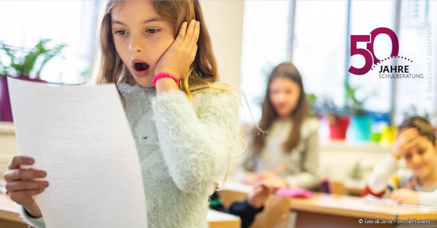 Wenn das Halbjahreszeugnis schwer auf den Schultern lastet © istock.com - StockPlanets