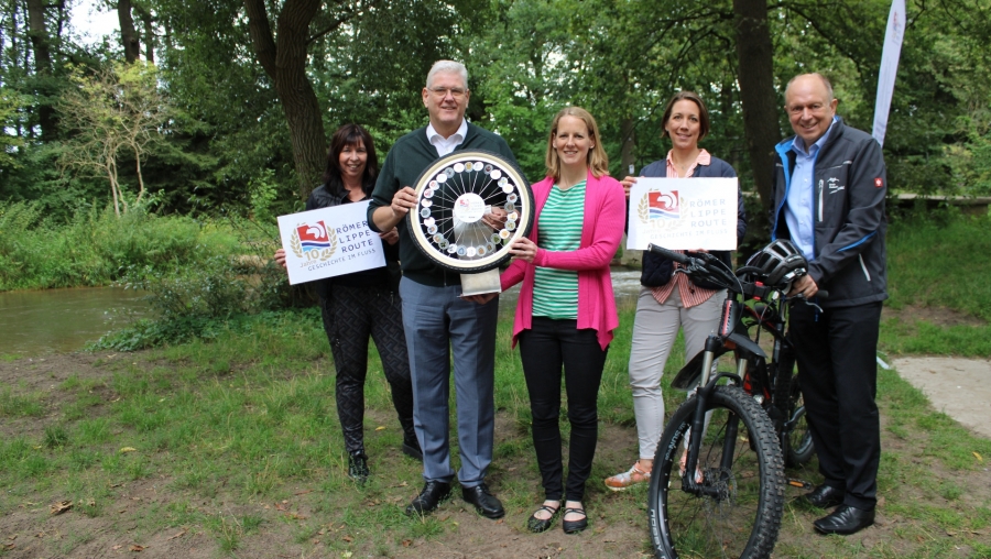 Freuen sich über die Übergabe des RLR-Rades an die Stadt Delbrück und somit in den Kreis Paderborn: (v. l.) Anja Veith (Kreis Paderborn), Bürgermeister Werner Peitz, Ulrike Sindermann (KWL Kultur und Werbung Lippstadt GmbH), Ricarda Steiling (Stadt Delbrück) und Landrat Christoph Rüther