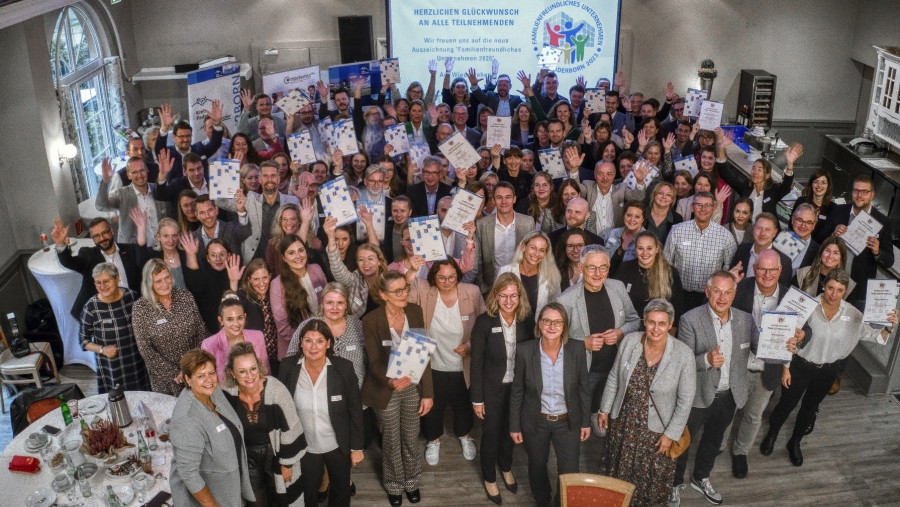 Strahlende Gesichter bei der Verleihung der Auszeichnung „Familienfreundliches Unternehmen 2023“ (© Timo Gliem, BlickPunkt.)