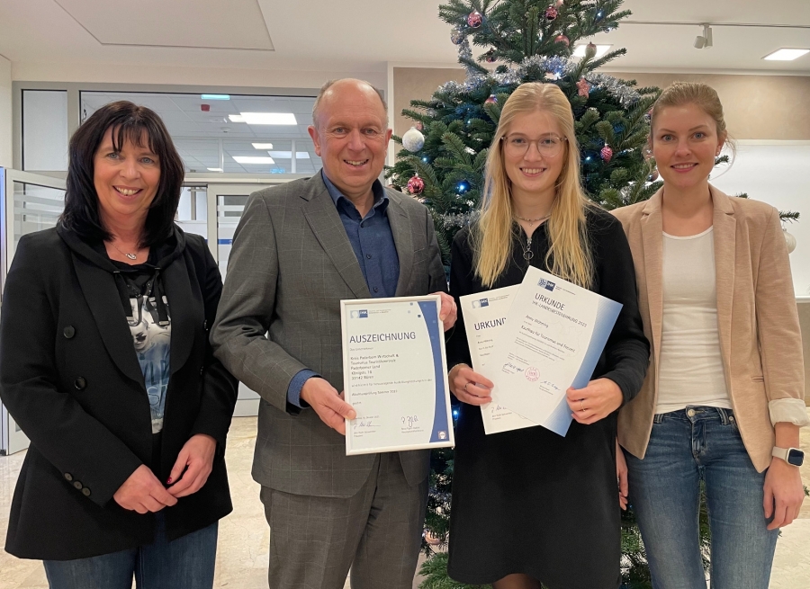 Gratulation an Anny Wöhning – Anja Veith vom Amt für Wirtschaft & Tourismus des Kreises Paderborn (l.) , Landrat Christoph Rüther und Ausbildungsleiterin Carolin Sake gratulieren Anny Wöhning (2.v.r) zur Bestenauszeichnung  © Kreis Paderborn