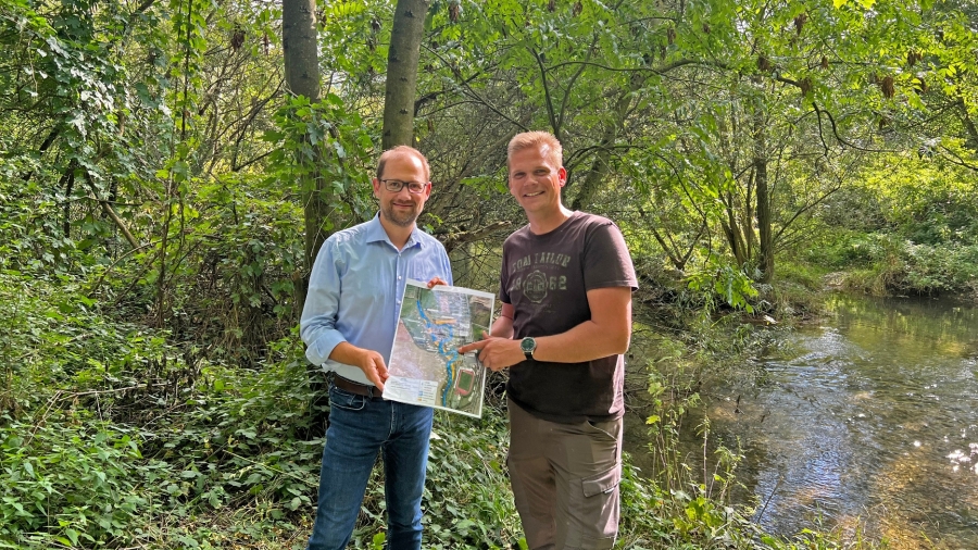 Ralf Pahlsmeier (Geschäftsführer Ahorn-Sportpark) und Johannes Schäfers (Projektingenieur des WOL) freuen sich auf den Beginn der Renaturierung der Alme am 25.09.2023. © WOL