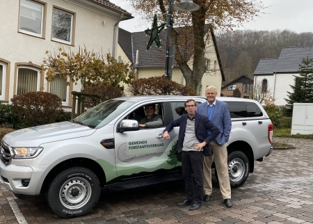 Verbandsvorsteher Dr. André Brandt (rechts), der Vorsitzende der Verbandsversammlung und Bürgermeister von Warburg, Tobias Scherf (Mitte), und Forstamtsleiter Nikolas Osburg freuen sich auf ein spannendes Jahr 2023 © Stadt Warburg