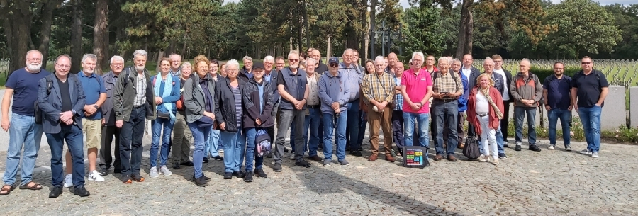 Die Gruppe der Tagesfahrt des Kreisverbandes Paderborn im Volksbund auf der Kriegsgräberstätte Ysselsteyn mit (v. l. außen) - Bernhard Schaefer, Norbert Ellermann, Heinrich Vogt und (Bildmitte) Hermann-Josef Bentler, die als Mitglieder des Arbeitskreises Regional- und Zeitgeschichte die Fahrt organisiert und mit vielen Informationen begleitet haben. © Kreisverband Paderborn im Volksbund