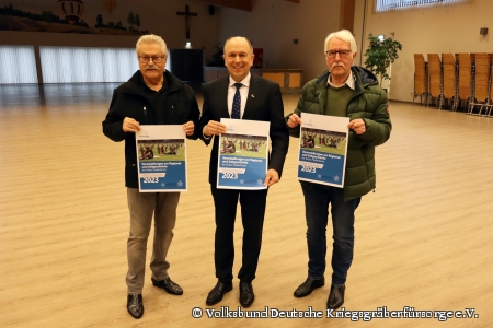 Landrat Christoph Rüther, Vorsitzender des Kreisverbandes Paderborn, und die Vorstandsmitglieder Hermann-Josef Bentler und Burkhard Mütherig vom Arbeitskreis Regional- und Zeitgeschichte möchten mit dem Programm 2023 den Erfolg des letzten Jahres fortsetzen.
