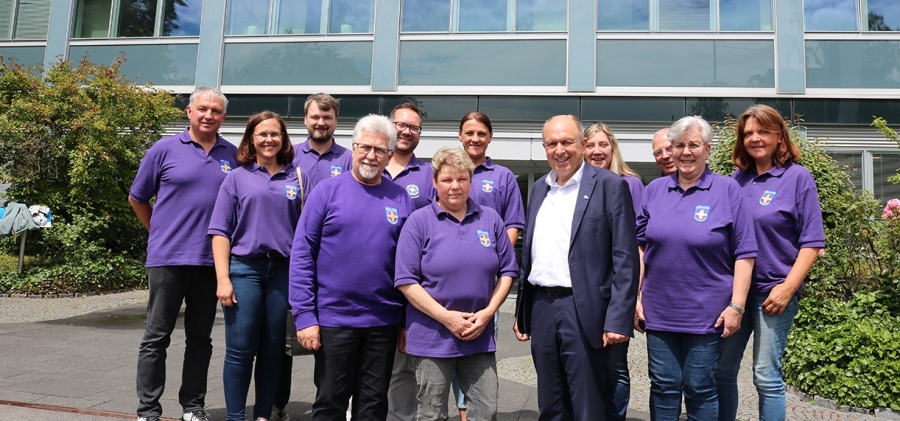 .v.l.: Pastor Heinrich Friesen, Heike Grimm, Landrat Christoph Rüther, Anita Papenheinrich v.h.l.: Ernst Grauer, Tanja Brozio-Müller, Janis Arnecke, Sebastian Roesler, Beate Jüde, Annemarie Joester, Roland Markman, Monika Köthemann © Kreis Paderborn