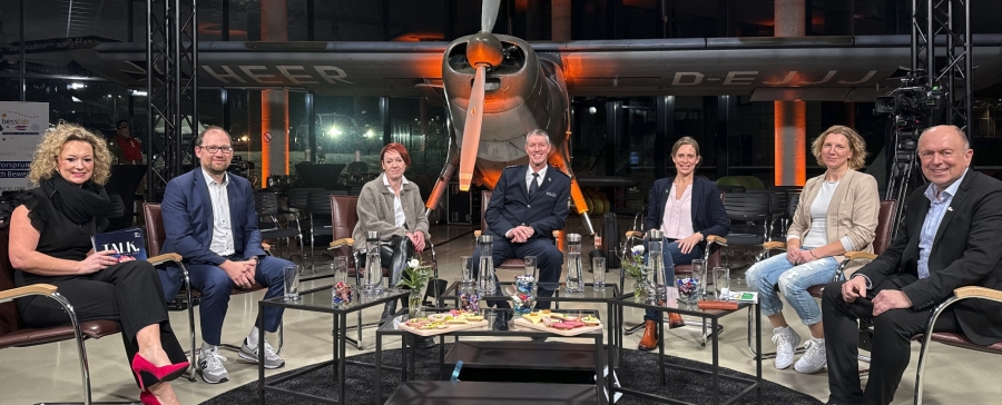 Die Expertenrunde beim Start ins Jahr 2024 – (v.l.) Moderatorin Simone Böhmer, Ralf Pahlsmeier (Vizepräsident/Vorstand des KreisSportBundes Paderborn e.V.), Anja Burg (Leitung ASD Team Nord, Kreisjugendamt), Ulrich Ettler (leitender Polizeidirektor der Kreispolizei Paderborn), Prof. Dr. Miriam Kehne (Kindheits- und Jugendforschung im Sport, Universität Paderborn), Katja Klinkhardt (Kriminalhauptkommissarin der Kreispolizei Paderborn) und Moderator Landrat Christoph Rüther. © Kreis Paderborn