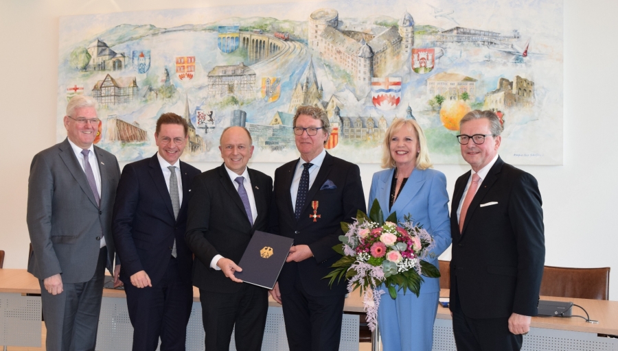 In einer feierlichen Umrahmung verleiht Landrat Christoph Rüther den Bundesverdienstorden an Wilfried Jolmes v.l Werner Peitz Bürgermeister von Delbrück, Ulrich Berger Bürgermeister von Salzkotten, Landrat Christoph Rüther, Bundesverdienstkreuzträger Wilfried Jolmes, seine Frau Maria Schmidt und Bürgermeister von Paderborn Michael Dreier © Kreis Paderborn