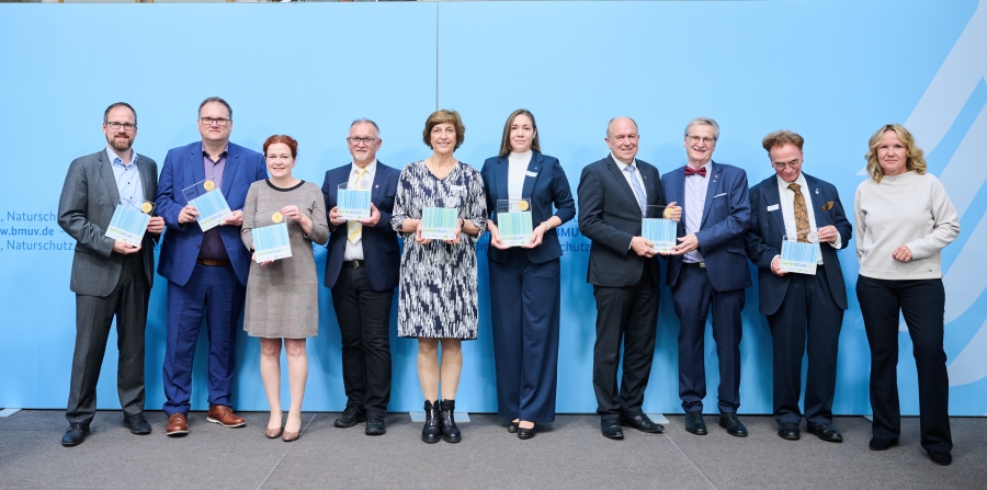 Die Gewinner des Papieratlas 2024 mit Bundesumweltministerin Steffi Lemke (v.l.n.r.: Dr. Florian Janik, Oberbürgermeister der Stadt Erlangen; Björn Fecker, Senator für Finanzen der Freien Hansestadt Bremen; Katja Dörner, Oberbürgermeisterin der Bundesstadt Bonn; Josef Strobel, Stv. Dezernent des Ostalbkreises; Prof. Dr. Eva-Maria Beck-Meuth, Präsidentin der Technischen Hochschule Aschaffenburg; Verena Villain, Leiterin Innerer Dienst der Hochschule Niederrhein; Christoph Rüther, Landrat des Kreises Paderborn; Siegfried Niederelz, Kreisbeigeordneter des Landkreises Cochem-Zell; Wolfgang Malik, Stadtrat der Stadt Offenbach am Main; Bundesumweltministerin Steffi Lemke)  © Annette Riedl/BMUV 