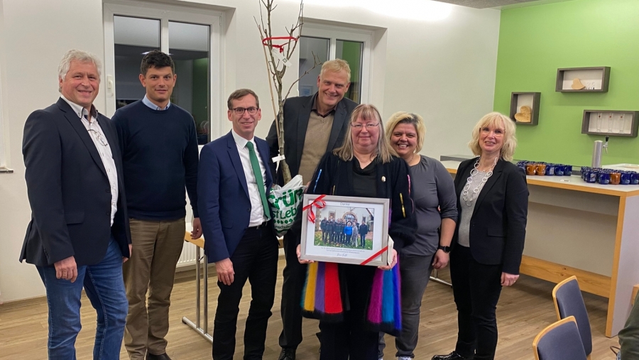 Mit einer Träne im Knopfloch – Gemeindeforstamtsverband Willebadessen verabschiedet stellvertretende Vorsitzende Michaela Götz-Brinkmann  - (v.l.) Ulrich Schadomsky, tritt die Nachfolge als stellv. Verbandsvorsteher an, Gemeindeforstamtsleiter Nikolas Osburg, Vorsitzender der Verbandsversammlung, Tobias Scherf, Verbandsvorsteher André Brandt, Michaela Götz-Brinkmann, Rosanna Fermo (Büroleitung Forstamtsverband) und Andrea Stork (Büroleitung des Verbandsvorstehers) © Gemeinde Forstverband