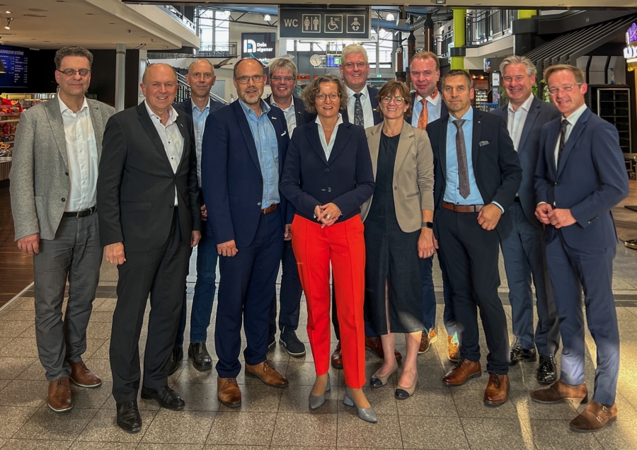 Über die Finanzsituation der Kommunen haben sich Markus Tempelmann (Kämmerer Stadt Paderborn), Landrat Christoph Rüther, Kreisdezernent Ingo Tiemann, Christian Carl (Bürgermeister Bad Wünnenberg), Uwe Gockel (Bürgermeister Borchen), Ministerin Ina Scharrenbach, Werner Peitz (Bürgermeister Delbrück), Ute Dülfer (Bürgermeisterin Lichtenau), Ulrich Lange (Bürgermeister Bad Lippspringe), Burkhard Schwuchow (Bürgermeister Büren), Michael Berens (Bürgermeister Hövelhof), Daniel Sieveke (Staatssekretär, v.l.) ausgetauscht. © Kreis Paderborn