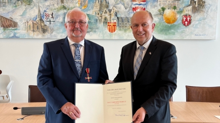 Übergabe des Bundesverdienstordens an Vincenz Heggen durch Landrat Christoph Rüther.