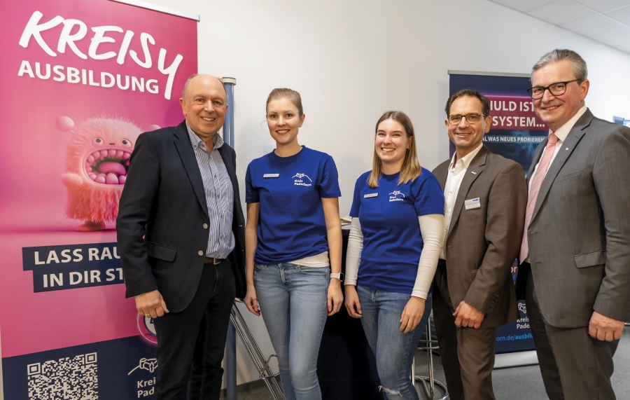 Setzen auf die Zusammenarbeit (v.l.n.r.) – Landrat Christoph Rüther, Carolin Sake und Jasmin Balzereit vom Ausbildungsbereich der Kreisverwaltung Paderborn, Prof. Dr. Stefan Ungruh, Präsident der FHDW in NRW, und Pader-borns Bürgermeister Michael Dreier