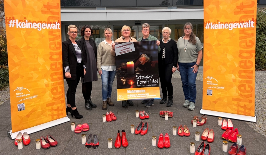 Von links: Simone Böhmer (Kreis Paderborn); Miriam Arens (Stadt Salzkotten), Sarah Wydrinna ( Stadt Delbrück), Christina Müler (Gemeinde Borchen), Rita Junker (Stadt Lichtenau), Ingrid Rüther (Stadt Bad Wünnenberg), Eva Bock (Stadt Büren), es fehlen: Simone Brockmeier (Stadt Bad Lippspringe) und Irene Lossin (Gemeinde Hövelhof) © Kreis Paderborn Von links: Simone Böhmer (Kreis Paderborn); Miriam Arens (Stadt Salzkotten), Sarah Wydrinna ( Stadt Delbrück), Christina Müler (Gemeinde Borchen), Rita Junker (Stadt Lichtenau), Ingrid Rüther (Stadt Bad Wünnenberg), Eva Bock (Stadt Büren), es fehlen: Simone Brockmeier (Stadt Bad Lippspringe) und Irene Lossin (Gemeinde Hövelhof) © Kreis Paderborn