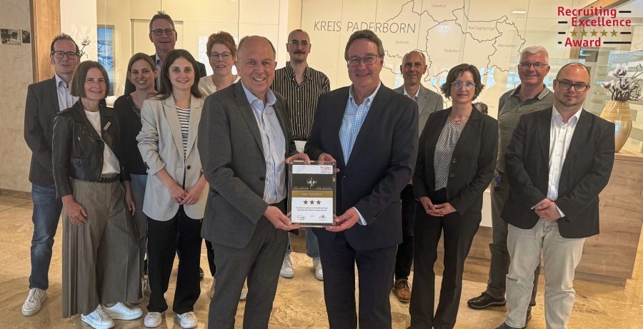 Das RExA-Gütesiegel, die Auszeichnung für Exzellenz im Recruiting, nimmt (1. Reihe v.l.) Landrat Christoph Rüther von Matthias Olten, Leiter Auditierung & Zertifizierung bei Jobware, entgegen. Darüber freut sich auch das HR-Team (= Human Resources) des Kreises Paderborn sowie die an der Zertifizierung beteiligten Experten von Jobware (2. Reihe, v.l.): Axel Bergmann, Petra Drees, Theda Gurgel, Jan Hansen, Theresa Hassenewerd, Karin Feldmann, Jan Rudnick, Ingo Tiemann, Anja Galka-Jürgens, Franz Kürpick und Dr. Thomas Wassong. © Kreis Paderborn Das RExA-Gütesiegel, die Auszeichnung für Exzellenz im Recruiting, nimmt (1. Reihe v.l.) Landrat Christoph Rüther von Matthias Olten, Leiter Auditierung & Zertifizierung bei Jobware, entgegen. Darüber freut sich auch das HR-Team (= Human Resources) des Kreises Paderborn sowie die an der Zertifizierung beteiligten Experten von Jobware (2. Reihe, v.l.): Axel Bergmann, Petra Drees, Theda Gurgel, Jan Hansen, Theresa Hassenewerd, Karin Feldmann, Jan Rudnick, Ingo Tiemann, Anja Galka-Jürgens, Franz Kürpick und Dr. Thomas Wassong. © Kreis Paderborn
