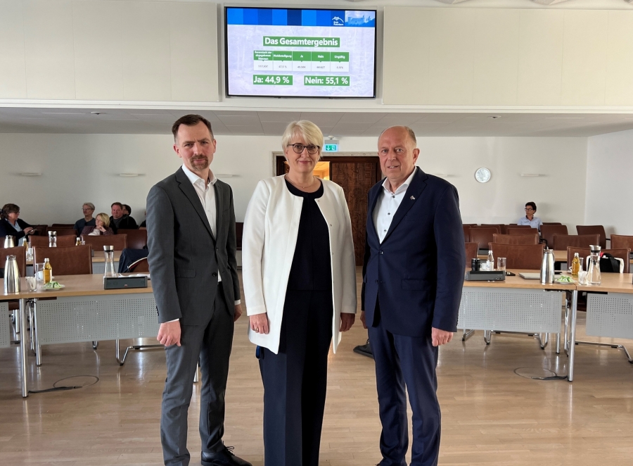 Verkündeten gerade im Paderborner Kreishaus das Ergebnis des Bürgerentscheids – (v.r.) Landrat Christoph Rüther, Dezernentin Annette Mühlenhof und Amtsleiter Christopher Schüngel