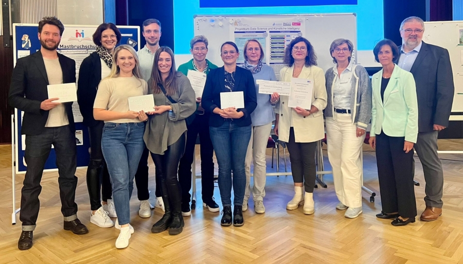 Die Preise wurden vom UGO-Vorsitzenden Thomas Koch an die ausgezeichneten Schulen überreicht: Julian Beiteke (Sekundarschule Warburg), Silke Kohaupt (Ausschussvorsitzende), Kristina Wagner, Rabea Wallbaum-Demir (beide Mastbruch Hauptschule), Sven Hüsing, Nicole Michaelis, Nicola Löseke (alle Gymnasium Theodorianum), Kornelia Kriener-Wegener, Irmhild Jakobi-Reike (beide Profilschule Fürstenberg), Petra Kotthoff, Petra Münstermann (beide BIZ) und Thomas Koch (UGO Vorsitzender, v.l.). Foto: Kreis Paderborn