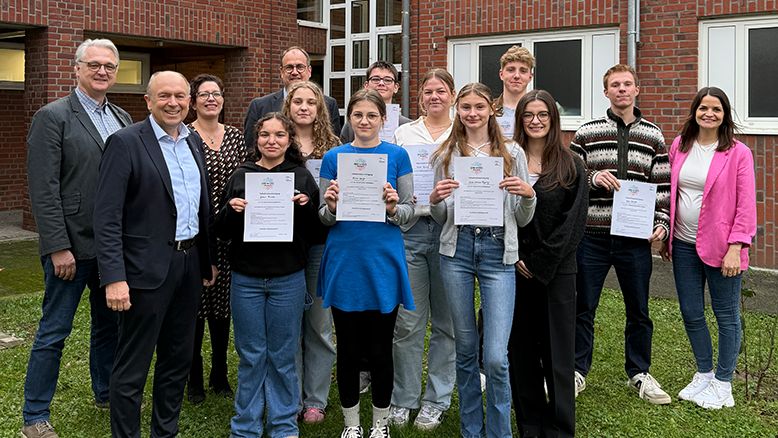 Gemeinsam für Mitbestimmung, Gerechtigkeit, und Toleranz –  (hinten v.l.) Wolfgang Marienfeld (Stellv. Schulleiter Sekundarschule Salzkotten), Christiane Risse (SystEx Regionale Schulberatungsstelle), Thorsten Harnischmacher (Schulleiter Liebfrauengymnasium (LFG), Paula Wiegelmann, Jonas Fecke, Viola Miller, Elias Werneke, Nils Schütte, Ricarda Korthoff (Lehrerin, LFG) (vorne v.l.): Landrat Christoph Rüther, Jihan Mislem, Anna Canje, Sina-Alvine Pöpping, Sibora Laha (MPT, Gesamtschule Salzkotten) Foto: Kreis Paderborn